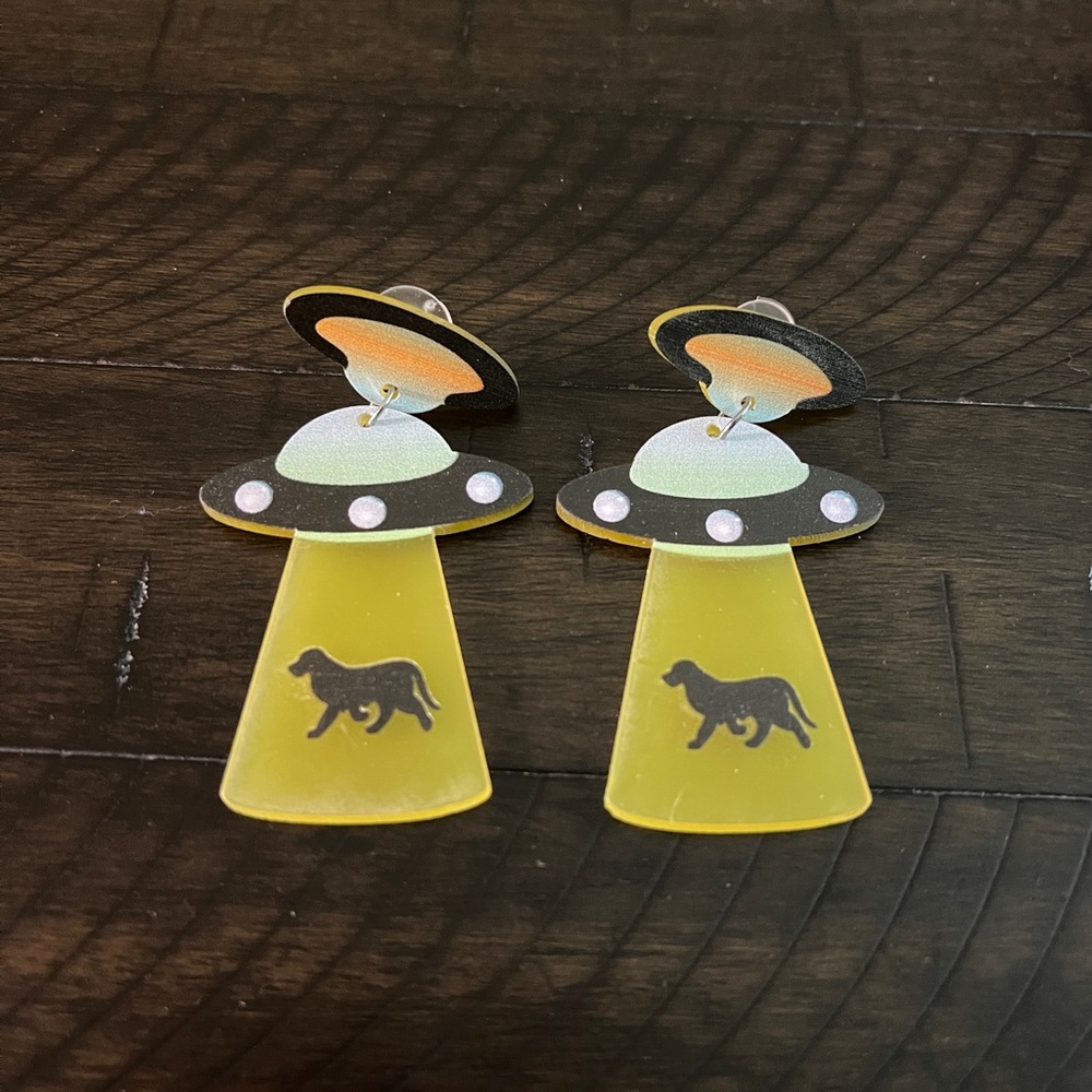 UFO Beaming up a Dog - Yellow / Green